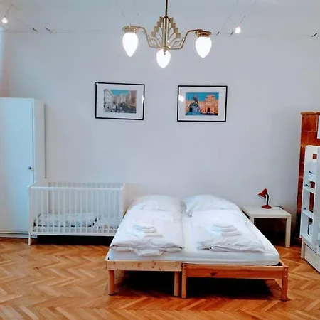 Apartman Family With Two Bathrooms Near To Center Bécs