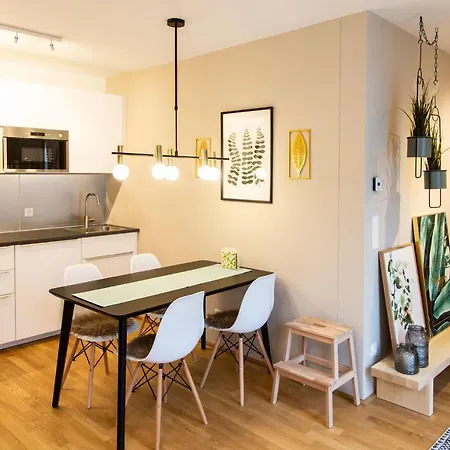 & Cozy - 15 Min To Center Apartment