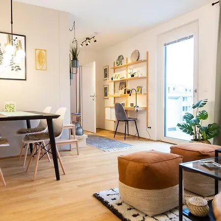 & Cozy - 15 Min To Center Apartment *
