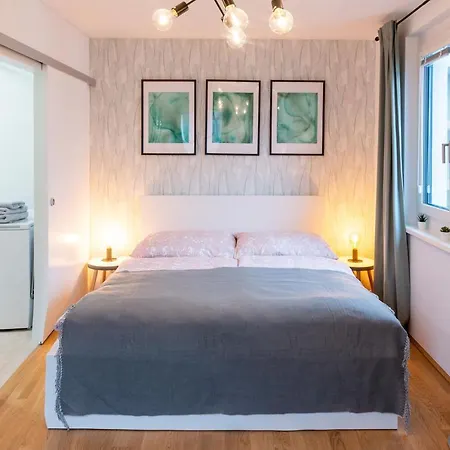 & Cozy - 15 Min To Center Apartment *