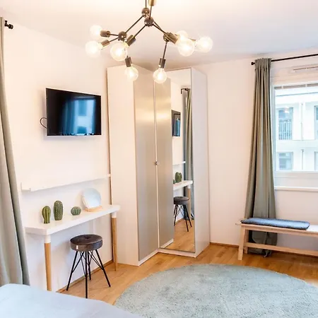 & Cozy - 15 Min To Center Apartment