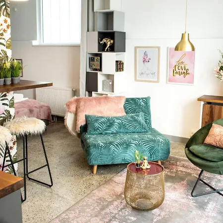 Hideaways - Nikolai Homes Apartment