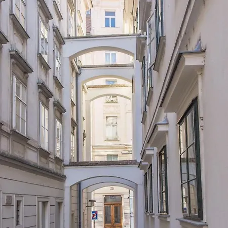 Apartment Hideaways - Nikolai Homes *