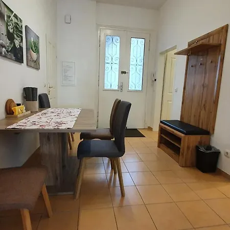 Gorgeous Viennese 10 Min To Center Apartment Vienna