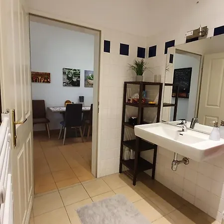 Gorgeous Viennese 10 Min To Center Apartment *