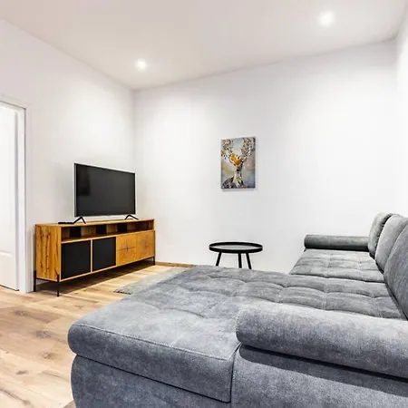 Modern Next To Subway Station Apartment Vienna