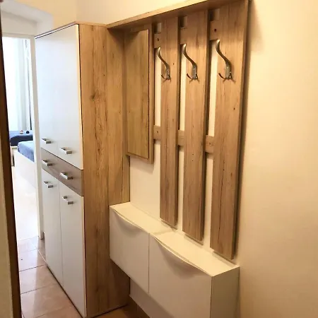 New, Bright Near The Metro! *