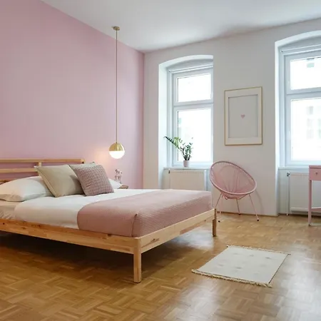 Vibrant Design - Full Kitchen - Wi-fi - 18 Mins To Centre Apartment *