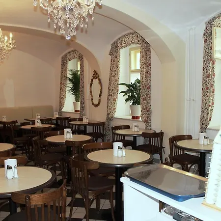 Hotel Graf Stadion 3*