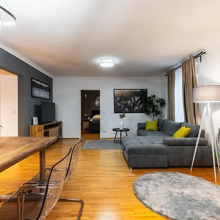 Live Centrally In A Spacious And Modern In * Viena