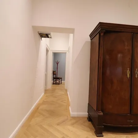 Mit Balkon Beim Schloss Belvedere * Vienna