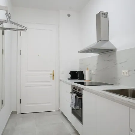 Apartment Vibrant Design - Full Kitchen - Wi-fi - 18 Mins To Centre Vienna