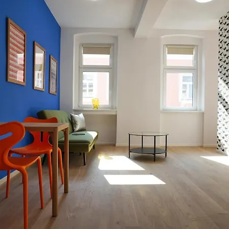 Vibrant Design - Full Kitchen - Wi-fi - 18 Mins To Centre Apartment *
