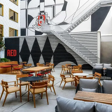 Отель Radisson Red Hotel, 4*