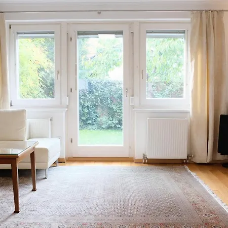 Homestay Town House Near Metro & Center