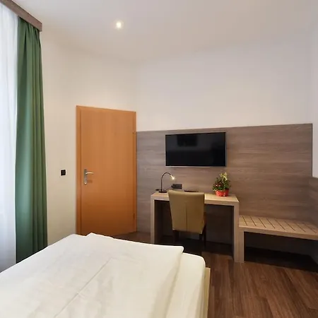 Lucia Hotel 3*