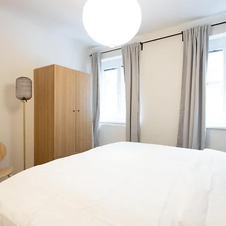 Chic 1-bed By Canal Walk To Historic Centre דירה וינה