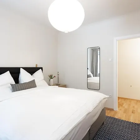 Chic 1-bed By Canal Walk To Historic Centre * וינה