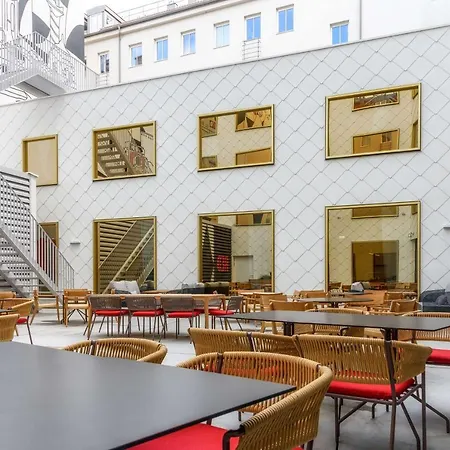 Отель Radisson Red Hotel, 4*