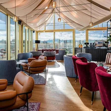 Отель Radisson Red Hotel, 4*