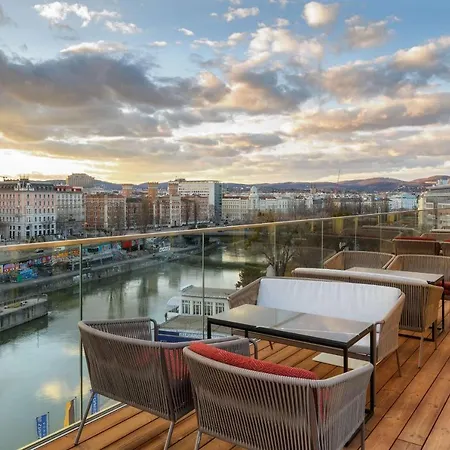 Radisson Red Hotel, Отель 4*