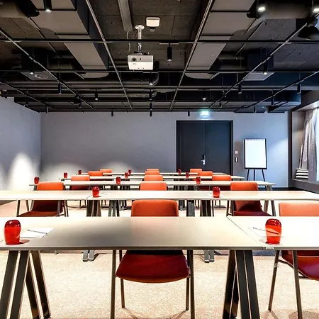 Отель Radisson Red Hotel,