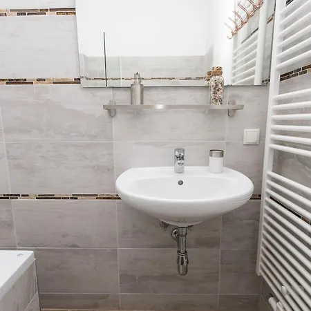 Comfortable Romantic 1 Bedroom Near Augarten Apartment Vienna