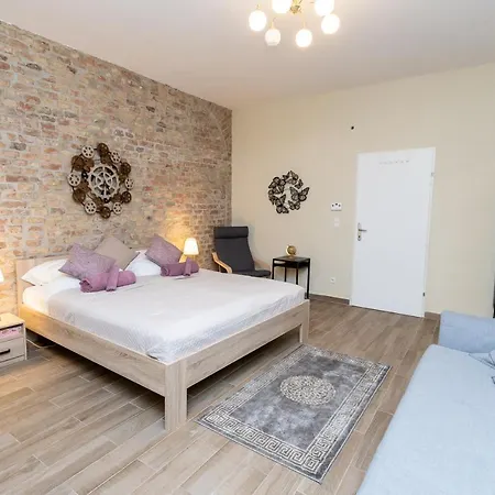 Comfortable Romantic 1 Bedroom Near Augarten Apartment *