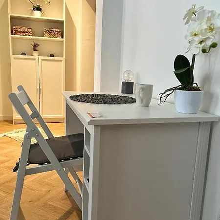 Cozy, Quiet Place Near Belvedere Apartment