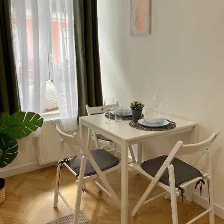 Cozy, Quiet Place Near Belvedere Apartment