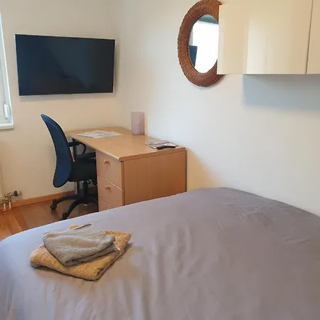 Town House Near Metro & Center Homestay