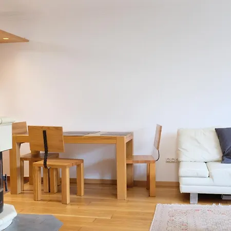 Town House Near Metro & Center Homestay