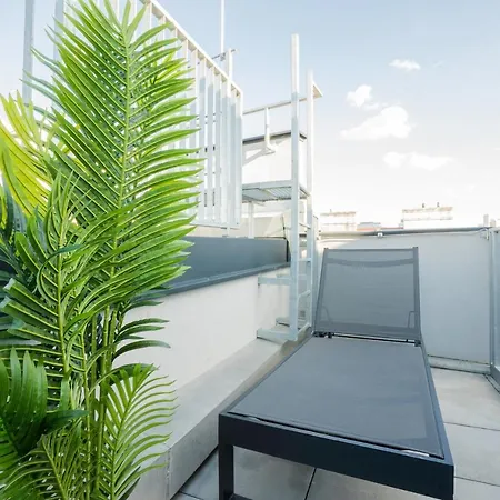 Orestaliving - Penthouse With Designer Renovation Apartment