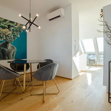 Orestaliving - Penthouse With Designer Renovation *