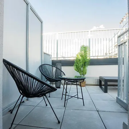 Orestaliving - Penthouse With Designer Renovation Apartment