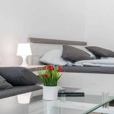 9 Min From Center - Beautiful Near U1 Reumannplatz Apartment *