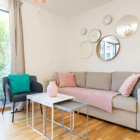 Near Lake Fully Furnished Beautiful Apartment Wien