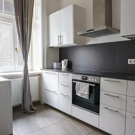 Central Living - Schoenbrunn Apartment