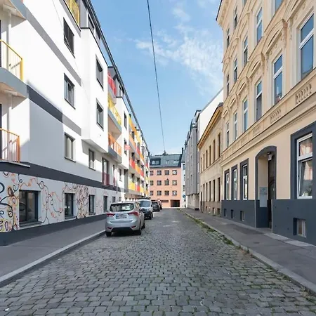 Neu Und Hell In Zentraler Ruhelage Mit Parkplatz