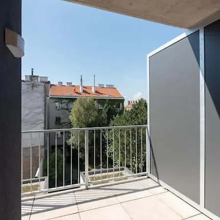 Neu Und Hell In Zentraler Ruhelage Mit Parkplatz