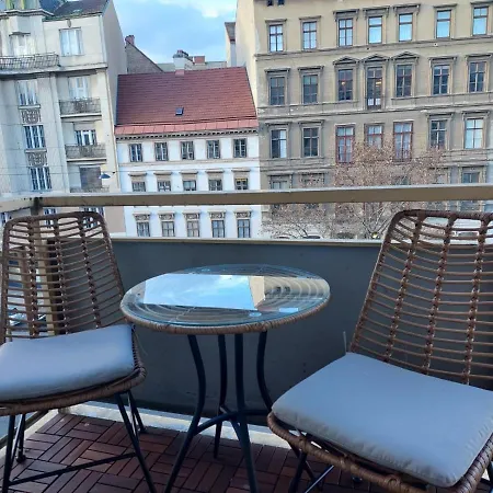 Balcony Apartment, 5 Min Walk To First District Apartment