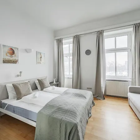 Stylisch In Vienna's 18th District Daire
