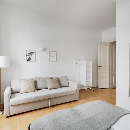 Stylisch In Vienna's 18th District Viyana
