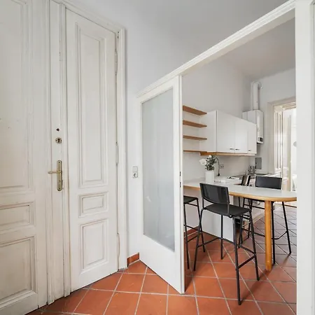 Stylisch In Vienna's 18th District Viyana