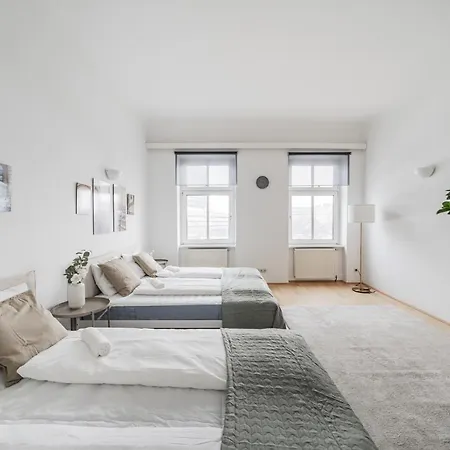 Stylisch In Vienna's 18th District Viyana