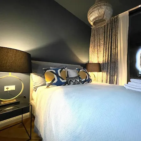 Luxury Apartment *