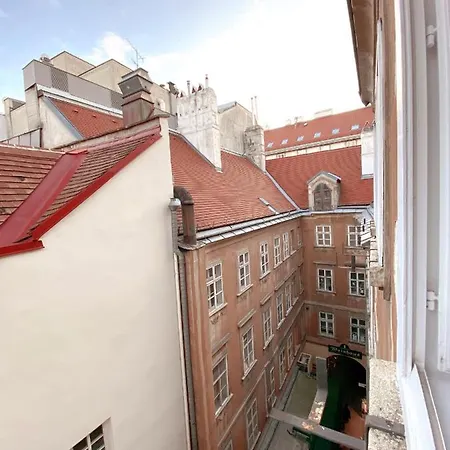 High In At Stephansplatz Apartment