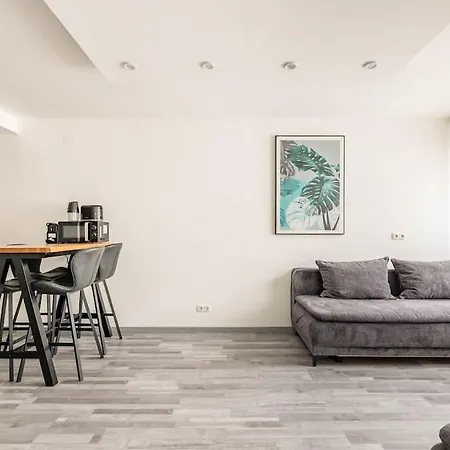 Cozy Renovated Close To Schoenbrunn Palace Apartment
