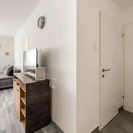 Cozy Renovated Close To Schoenbrunn Palace Apartment