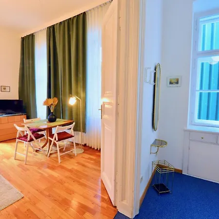 Charming With Balcony In Hip & Trendy Margareten Apartment